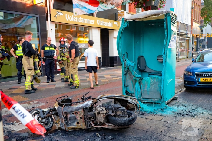 Scooter in brand met gedeeltelijke schade aan dixie toilet