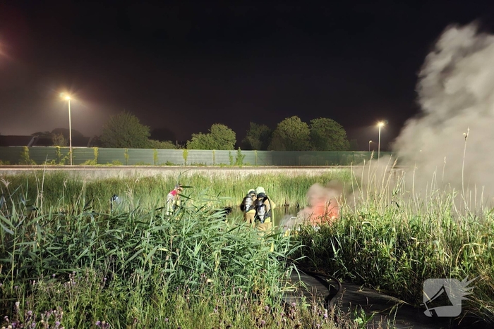 Brandweer bestrijdt brand in vaartuig