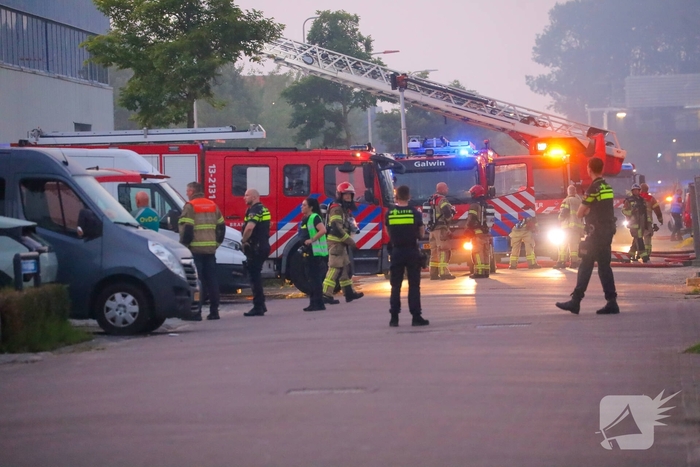 Grote brand in bedrijfspand vergt inzet brandweer