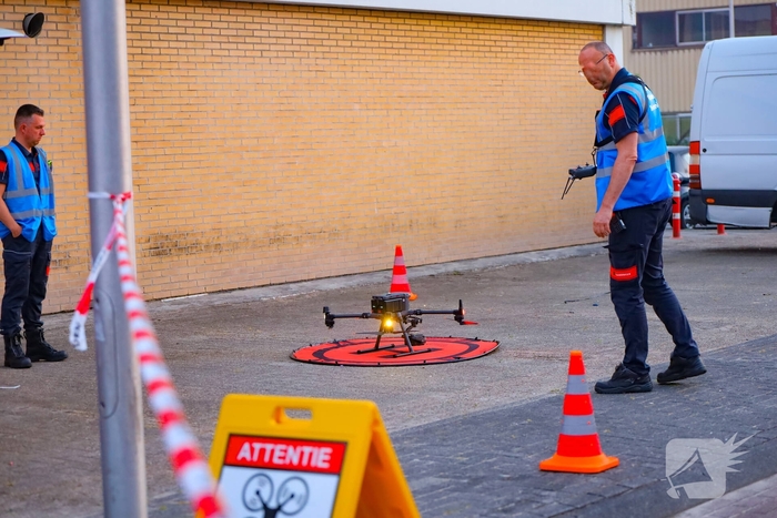Grote brand in bedrijfspand vergt inzet brandweer