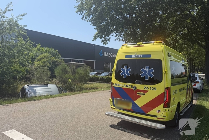 Oudere dame raakt van de weg en belandt in sloot
