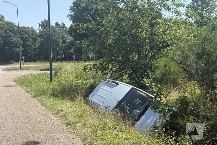 Oudere dame raakt van de weg en belandt in sloot