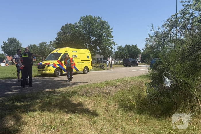 Oudere dame raakt van de weg en belandt in sloot