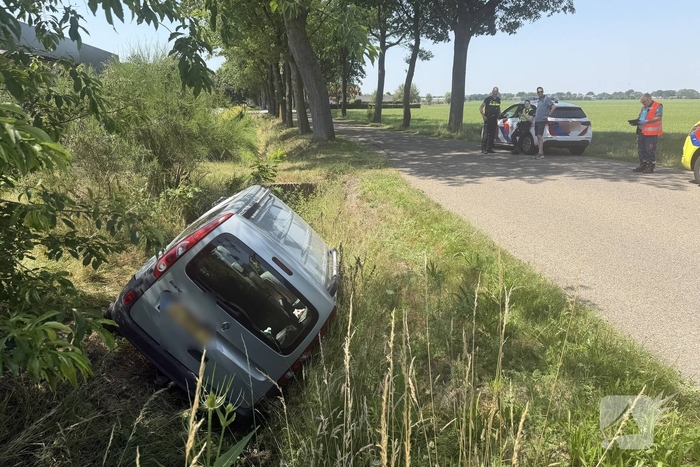Oudere dame raakt van de weg en belandt in sloot