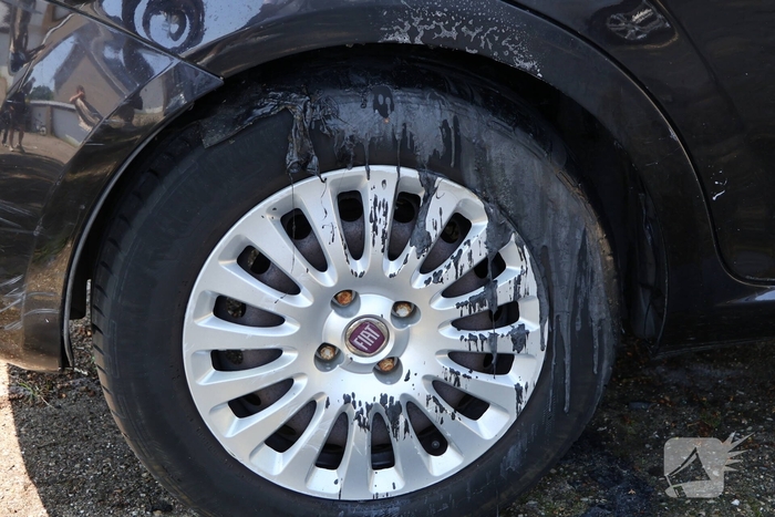 Brand gesticht bij auto, eigenaar dooft vuur