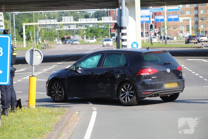 Aanrijding tussen busje en auto leidt tot aanzienlijke schade