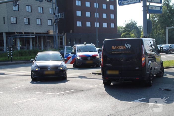 Aanrijding tussen busje en auto leidt tot aanzienlijke schade