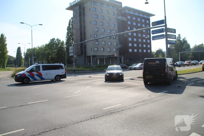Aanrijding tussen busje en auto leidt tot aanzienlijke schade