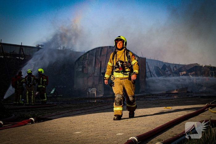 Enorme rookontwikkeling door zeer grote brand bij motorcross