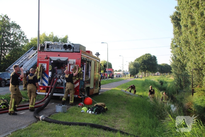 Enorme rookontwikkeling door zeer grote brand bij motorcross