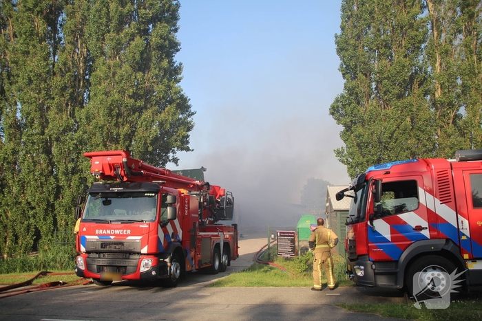 Enorme rookontwikkeling door zeer grote brand bij motorcross