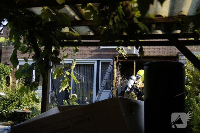 Sloopwerkzaamheden na brand in bijgebouw