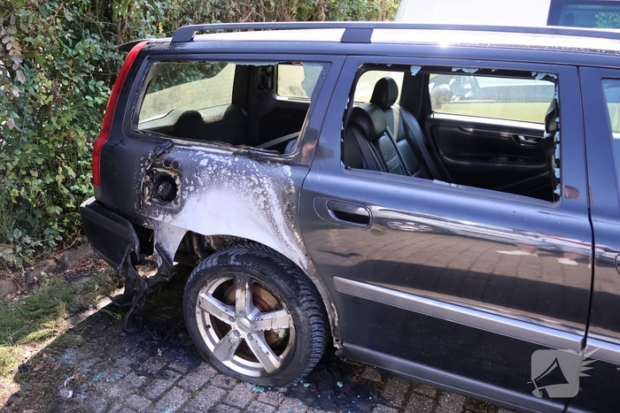 Politie doet forensisch onderzoek naar twee verdachte autobranden