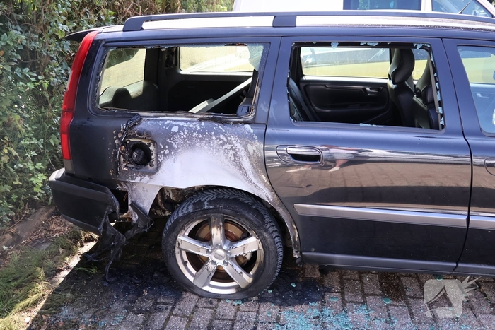 Politie doet forensisch onderzoek naar twee verdachte autobranden